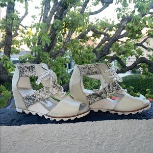 Sorel Women's Cream and Gray Lace-Up Boots